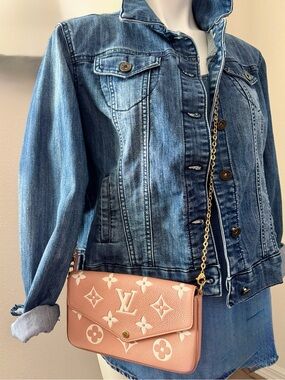 🌹Louis Vuitton Rose Trianon Giant
Monogram Empreinte Felicie
Pochette Crossbody